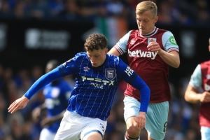 记者：雷克瑟姆签下伊镇前锋布劳德海德，转会费为1000万英镑