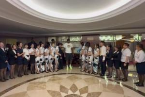 头套卡！莱昂纳德和酒店工作人员羞涩合影