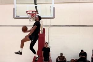 这个打几分？美媒晒拉文胯下换手扣篮：他依旧能跳