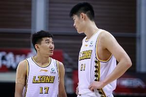 总经理：有俱乐部找我要过胡金秋、孙铭徽 他们想在广厦打到退役