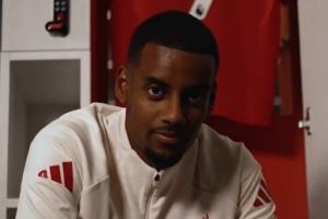 利物浦官推晒英超标王伊萨克视频：迷之笑容，凝视镜头