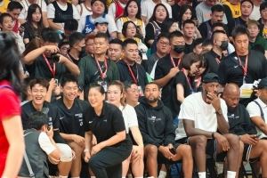 组队接一波？崔永熙&赵睿&李梦&张博源现身詹姆斯成都行