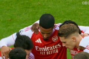 送角球致丢球！枪手半场换人调整：莫斯克拉下萨利巴上