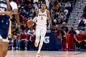 司机：文班打球就像打电游 他恨不得把篮筐周围的一切都扣进去