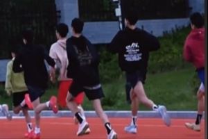 早上6点！U15跑操正当时 青岛男篮小伙子们冲冲冲！💪💪图片