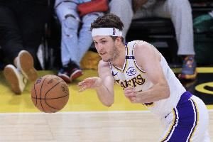 里夫斯：轮换不足的情况下打球确实很难 我们每个人都拼尽全力