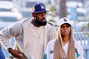 没去客场！詹姆斯夫妇今日现场观看MLB洛杉矶道奇队比赛