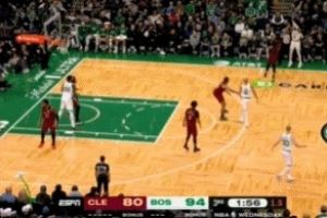 这也能行!安芬尼-西蒙斯被逼抢扔出超远压哨三分命中